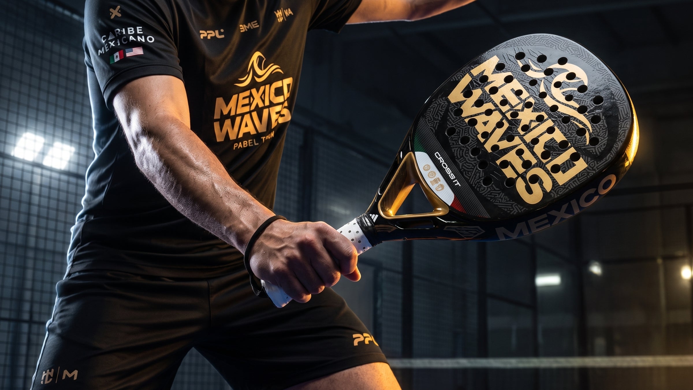 Jugador con la pala oficial Mexico Waves